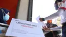 Petugas memeriksa Surat Tanda Registrasi Pekerja (STRP) bagi penumpang di Stasiun Tangerang, Banten, Senin (12/7/2021). Kementerian Perhubungan mengeluarkan aturan soal kewajiban membawa surat tanda registrasi pekerja (STRP) dan/atau surat tugas bagi pengguna KRL. (Liputan6.com/Angga Yuniar)