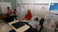 Pasien melakukan cuci darah di Paviliun B Rumah Sakit Siloam, Tangerang, Banten, Selasa (1/12). Paviliun B ini khusus melayani program kesehatan daerah, Multiguna serta BPJS dan memiliki kapasitas 600 tempat tidur. (Liputan6.com/Faisal R Syam)