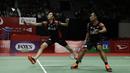 Ganda campuran Indonesia, Hafiz Faizal/Gloria Emanuelle Widjaja saat menghadapi ganda China, Zheng Si Wei/Huang Ya Qiong pada laga Indonesia Masters 2020 di Istora Senayan, Jakarta, Selasa (14/1). Hafiz/Gloria kalah 14-21, 13-21. (Bola.com/Yoppy Renato)