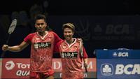 Ganda campuran Indonesia, Tontowi Ahmad/Liliyana Natsir, berhasil mengalahkan pasangan Malaysia, Chan Peng Soon/Peck Yen Wei, pada semifinal Indonesia Open di JCC, Jakarta, Sabtu (17/6/2017). (Bola.com/Vitalis Yogi Trisna)