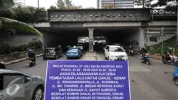 Papan sosialisasi uji coba pembatasan lalu lintas ganjil-genap terpasang di underpass Dukuh Atas, Jakarta, Senin (25/7). Penerapan sistem ganjil-genap akan dimulai pada 27 Juli hingga 26 Agustus 2016. (Liputan6.com/Yoppy Renato)