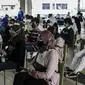 Warga menunggu untuk menjalani vaksinasi COVID-19 gratis di Stasiun MRT, Jakarta, Jumat (23/7/2021). Berdasarkan data Kementerian Kesehatan per 22 Juli 2021 pukul 12.00 WIB, 42.868.023 orang telah divaksin dosis pertama dan 16.713.406 orang telah divaksin dosis kedua. (Liputan6.com/Johan Tallo)