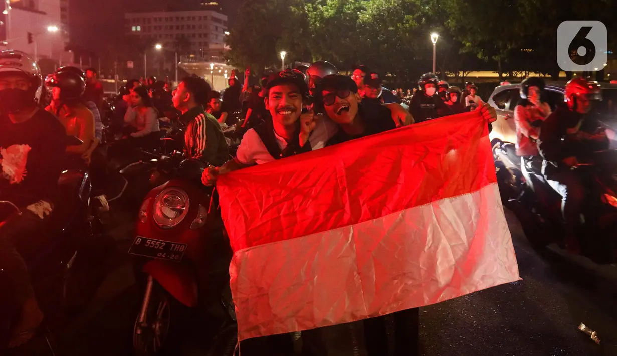 Ragam cara dilakukan supporter timnas Indonesia untuk merayakan. Liputan6.com/Herman Zakharia)