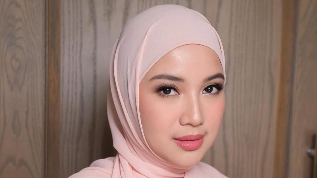 6 Inspirasi Gaya Hijab Chacha Frederica yang Stylish dan Modis