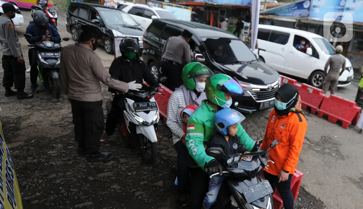 Polisi memeriksa surat tugas pemilik kendaraan bermotor pada Pos Penyekatan Lebaran 2021 di Ciloto, Cianjur, Jawa Barat (9/5/2021). Pos penyekatan ini ditujukan kepada kendaraan para pemudik yang selanjutnya akan memutar balik para pemudik dalam upaya pengendalian COVID-19. (merdeka.com/Arie Basuki)