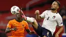 Bek Italia, Danilo D'Ambrosio, berebut bola dengan penyerang Belanda, Quincy Promes, pada laga UEFA Nations League di Amsterdam Arena, Selasa (8/9/2020) dini hari WIB. Italia menang tipis 1-0 atas Belanda. (AFP/Maurice Van Steen/ANP)