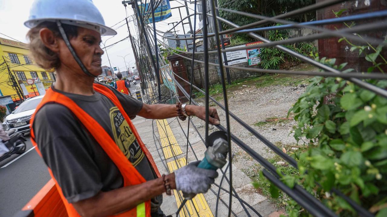 FOTO: Penertiban Kabel Udara di  Depok