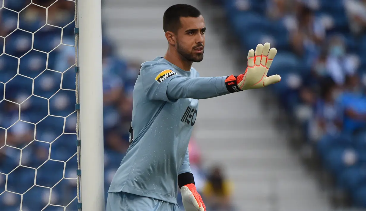 Penjaga gawang FC Porto, Diogo Costa juga tampil ciamik. Dari 18 laga yang ia mainkan musim ini kiper muda 23 tahun mampu meraihkan 9 cleansheet dan 15 kali kebobolan. Banyak alasan Diogo Costa cocok menjadi suksesor De Gea, ia mempunyai sentuhan dan pasing bola yang bagus. Itu membuatnya masuk ke skema permainan Ten Hag. (AFP/Miguel Riopa)