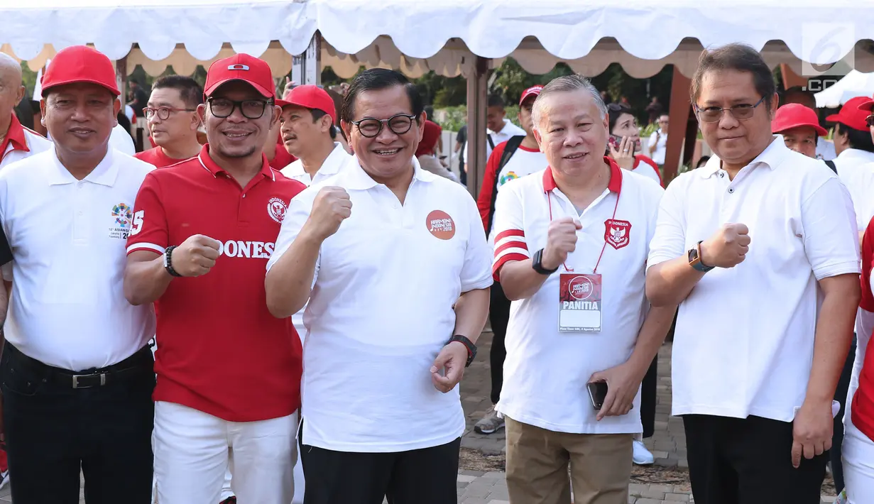Menaker Hanif Dhakiri (kedua kiri), Sekretaris Kabinet Pramono Anung (tengah) dan Menkominfo Rudiantara (kanan) saat hadir pada gelaran Harmoni Indonesia 2018 di Kompleks Gelora Bung Karno, Jakarta, Minggu (5/8). (Liputan6.com/Helmi Fithriansyah)
