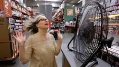Davi Sobotta bereaksi saat mencoba kipas meja menjelang gelombang panas di toko perlengkapan Home Depot di Seattle, Selasa (1/8). Peringatan cuaca panas yang berlebihan untuk wilayah itu dimulai pada Selasa sore dan hingga Jumat malam (AP/Elaine Thompson)