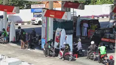 Sejumlah pengendara motor antre mengisi BBM jenis Pertalite di salah satu SPBU, Jakarta, Rabu (20/12/2023). (Liputan6.com/Angga Yuniar)