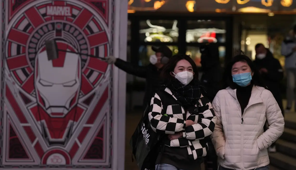 <p>Warga yang memakai masker mengunjungi sebuah mal di Beijing, China, Rabu (28/12/2022). China mengatakan akan melanjutkan penerbitan paspor untuk pariwisata dalam langkah besar lainnya dari kontrol anti-virus yang mengisolasi negara itu selama hampir tiga tahun, menyiapkan potensi banjir orang China yang pergi ke luar negeri untuk liburan Tahun Baru Imlek bulan depan. (AP Photo/Ng Han Guan)</p>