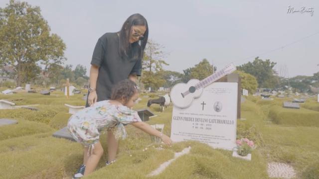 Mutia Ayu Rawat Makam Glenn Fredly