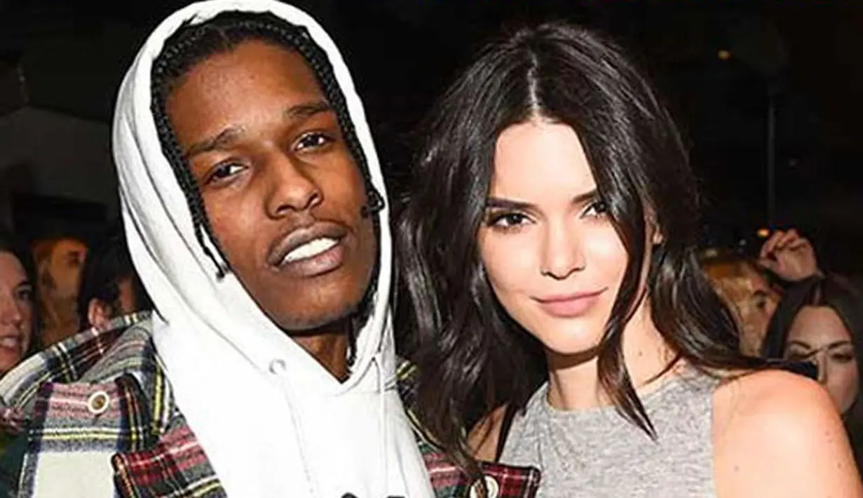 Kendall Jenner dan ASAP Rocky, pasangan yang tak diketahui sampai saat ini status hubungannya. Kembali bertemu di acara Met Gala 2017, keduanya sangat intim. Meskipun tak selalu bersama. (doc. Hollywoodlife)