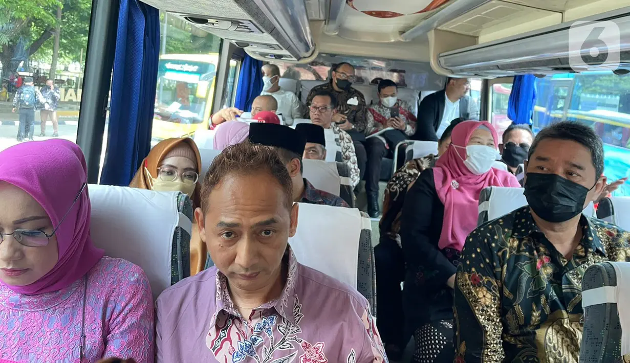 Sejumlah tamu berada dalam bus yang akan mengangkut mereka menuju resepsi pernikahan putra bungsu Presiden Jokowi, Kaesang Pangarep dan Erina Gudono dari Stadion Manahan, Solo, Jawa Tengah, Minggu (11/12/2022).  Sejumlah tamu juga ada yang diantar dengan becak dan andong menuju Mangkunegaran. (Liputan6.com/Herman Zakharia)
