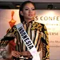 Puteri Indonesia Anindya Kusuma Putri mengenakan salah satu yang akan dibawanya saat perhelatan Miss Universe 2015, Jakarta, Kamis (26/11/2015). Anindya akan membawa 25 kostum selama berada di AS (Liputan6.com/Gempur M Surya)