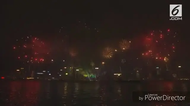 Perayaan tahun baru dipusatkan di Pelabuhan Hong Kong. Gemerlap kembang api nan spektakuler hadir saat waktu tepat berganti tahun.