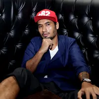 "Musik gue mengalir. Berubah seiring perkembangan jaman. Bukan berarti ga konsisten, tapi adaptasi. Tiap hari dengerin musik baru rapper yang baik itu jurnalis yang baik. Peka dan punya kemampuan menulis yang bagus," ujar JFlow. (Andy Masela/Bintang.com)