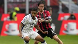 AC Milan yang tampil lebih dahulu menghadapi tamunya Atalanta sempat mendapatkan perlawanan sengit di babak pertama. Davide Calabria dkk belum mampu mencetak gol hingga 45 menit pertama usai. (AP/Antonio Calanni)