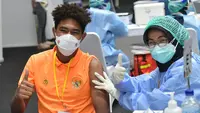 Gelandang Timnas Indonesia, Braif Fatari (kiri) mengangkat jempol usai menerima vaksinasi untuk atlet yang dilaksanakan di Istora Senayan. (Foto: Dok. Kemenpora)