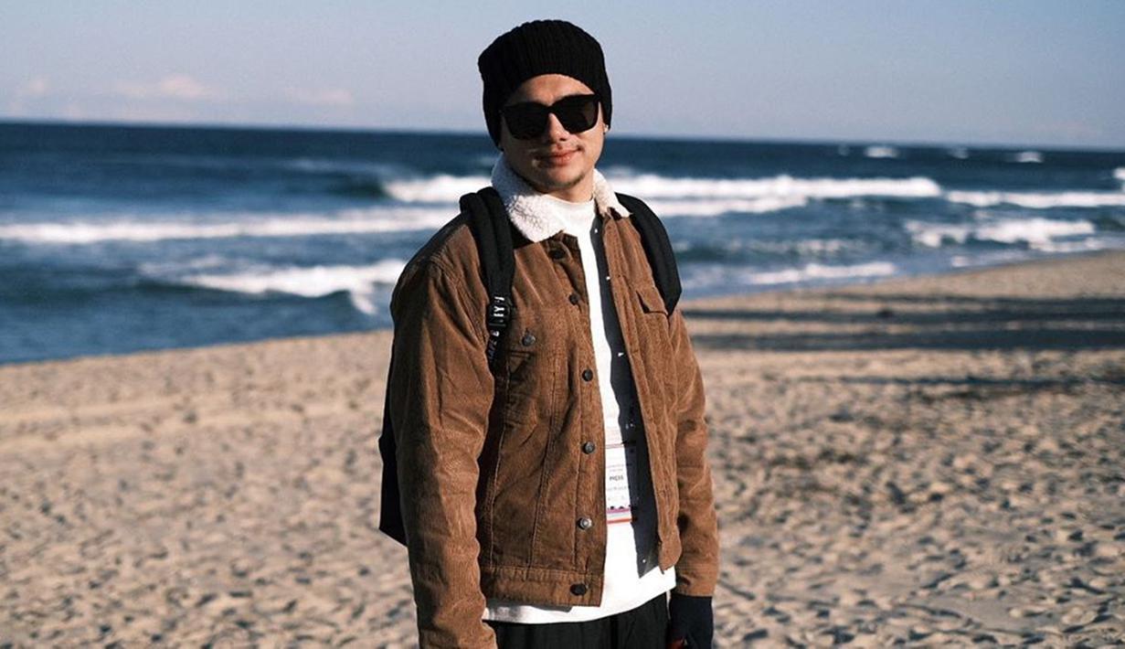 Pria yang dikabarkan dekat dengan Ranty Maria ini kerap memabagikan momen liburannya di Instagram. Gaya penampilannya juga selalu mengikuti musim negara yang ia kunjungi. Kali ini ia tampil keren dengan jaket berwarna coklat yang dipadukan dengan topi beanie . (Liputan6.com/IG/@raynwijaya26)