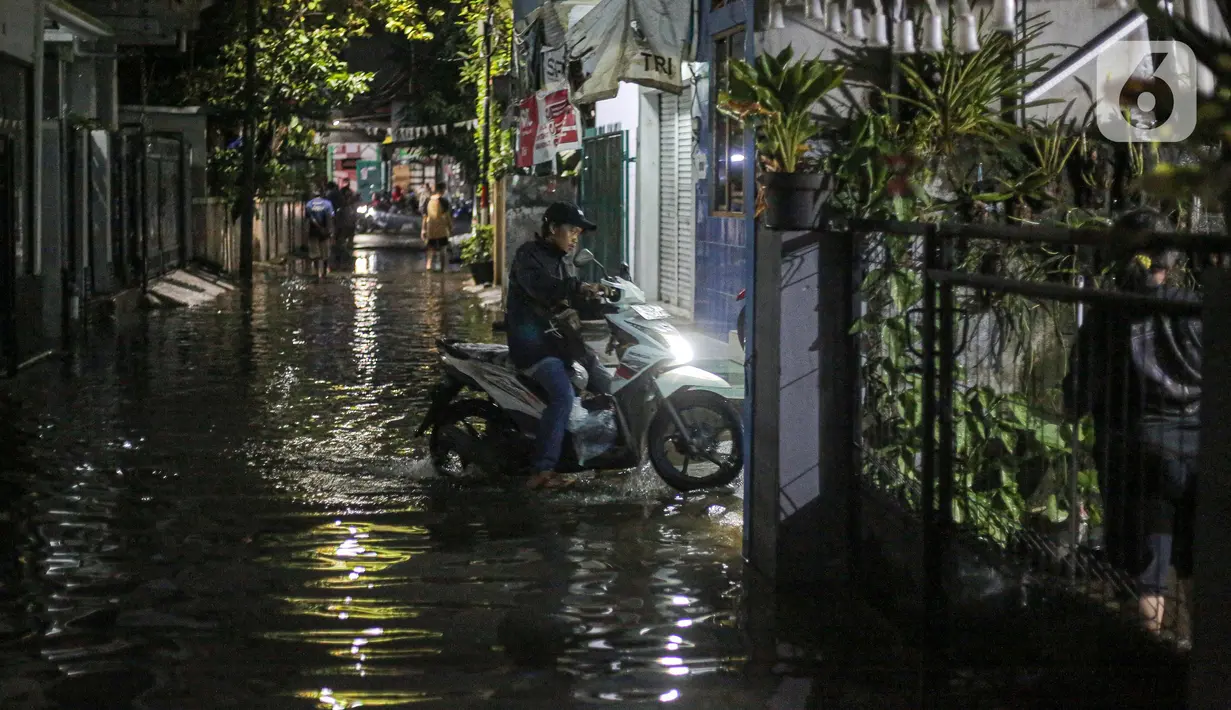Pengendara sepeda motor menerjang banjir karena hujan di Jalan Shofa Marwah, Jakarta, Jumat (4/11/2022). Berdasarkan laporan Badan Penanggulangan Bencana Daerah (BPBD) DKI Jakarta yang diperbaharui pada pukul 18.00 WIB, terdapat 4 RT yang terendam banjir dengan ketinggian maksimal mencapai 50 Cm. (Liputan6.com/Faizal Fanani)