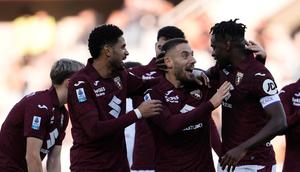 Pemain Torino merayakan gol Nikola Vlasic ke gawang Cremonese yang dikawal kiper Timnas Indonesia, Emil Audero, pada laga pekan ke-15 Serie A di Stadio Olimpico Grande Torino, Sabtu (13/12/2025) malam WIB. (Fabio Ferrari/LaPresse via AP)