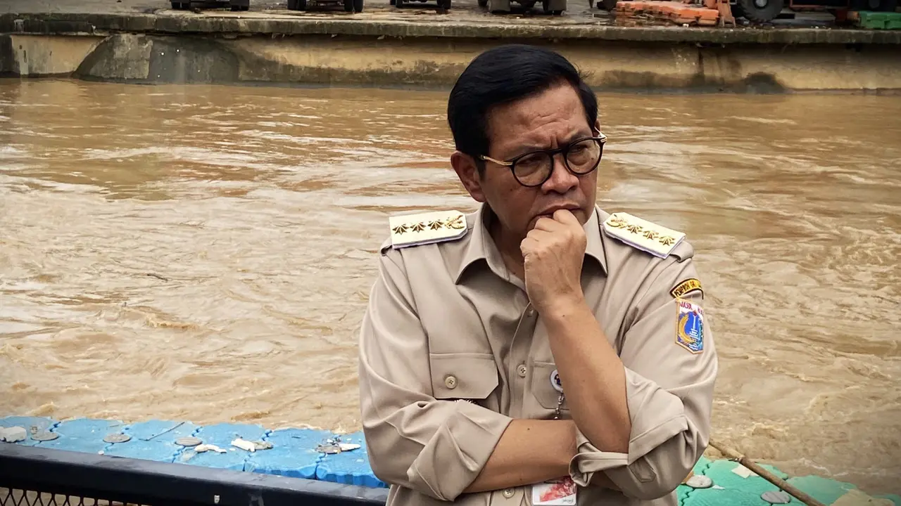 Gubernur Jakarta Pramono Anung saat meninjau Pintu Air Manggarai di Jakarta Selatan.