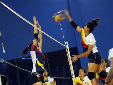 Jelang perhelatan Pertamina Proliga 2015, tim putri Jakarta Electric PLN berlatih di Aula P3B PLN Cinere, Depok, Kamis (28/1/2015). (Liputan6.com/Helmi Fithriansyah)