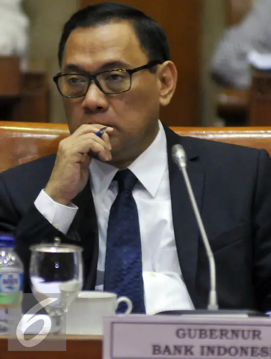 Agus Martowardojo berbincang saat mengikuti RDP dengan Komisi XI DPR, Jakarta, Senin (25/4). RDP untuk meminta masukan dari BI, OJK dan BKPM terkait RUU Pengampunan Pajak (Tax Amnesty) yang masuk dalam RUU Prolegnas. (Liputan6.com/Johan Tallo)