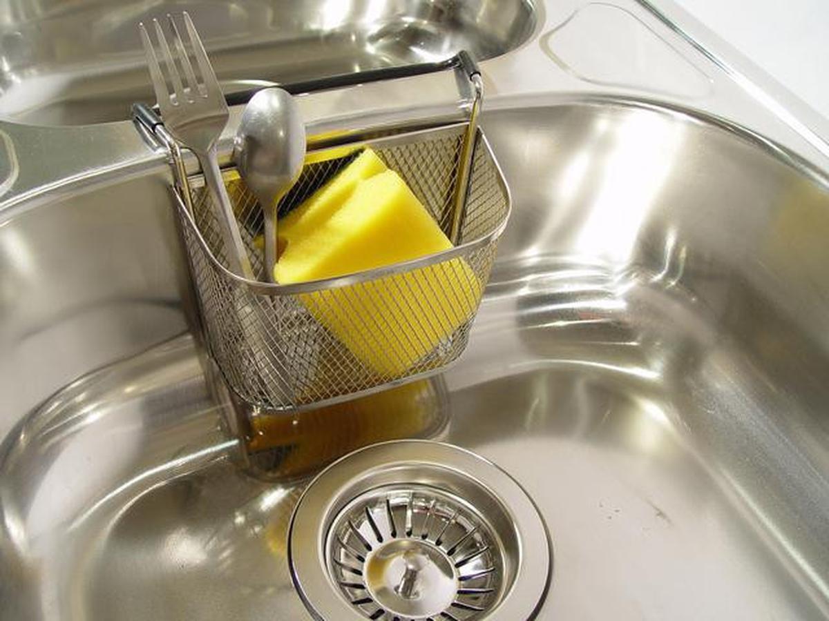 Cara Mudah Membersihkan Kerak Wastafel Dapur yang Sangat Kotor
