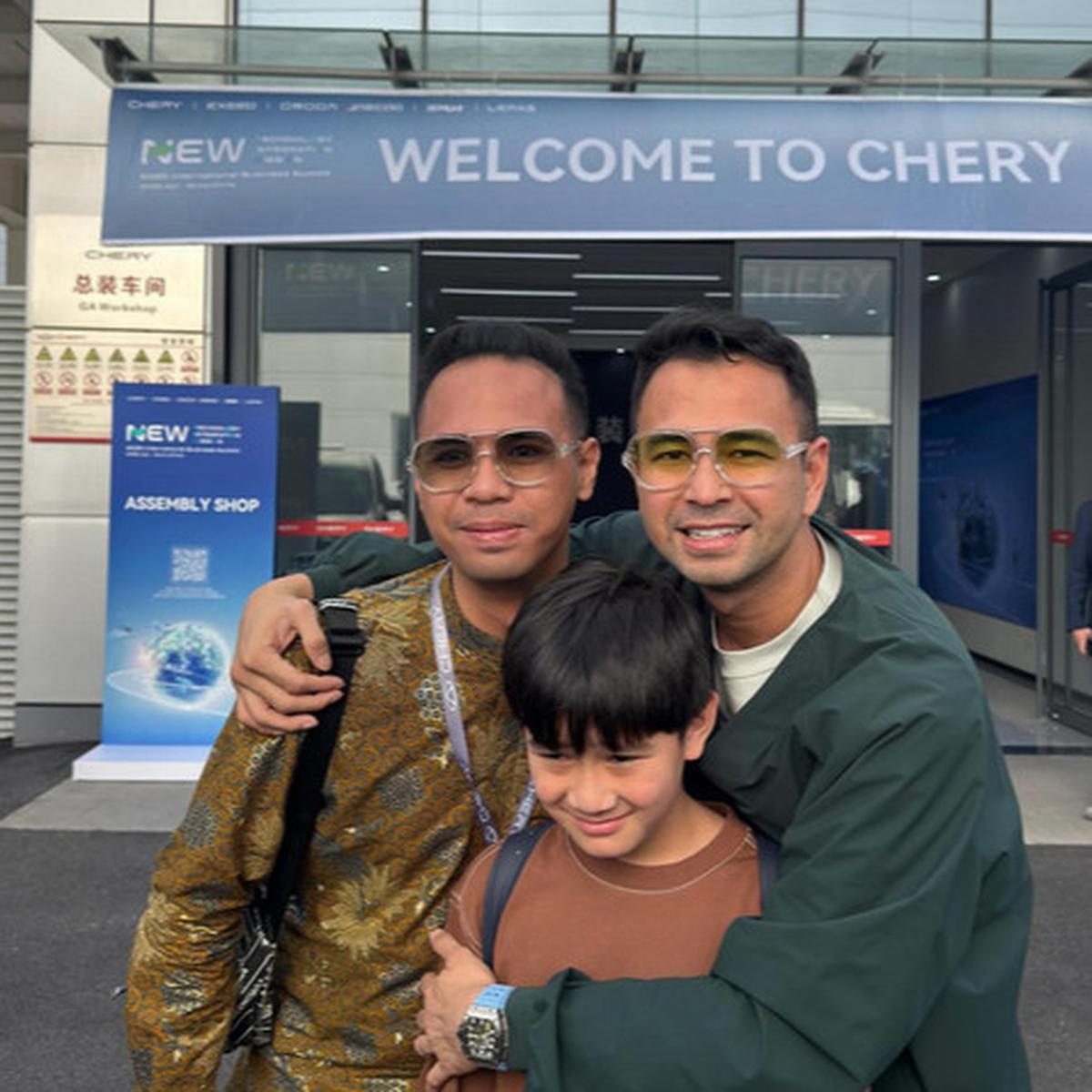 5 Potret Raffi Ahmad Gandeng Rafathar Kunjungi Pabrik Mobil Listrik di China, Jadi Inspirasi Generasi Muda