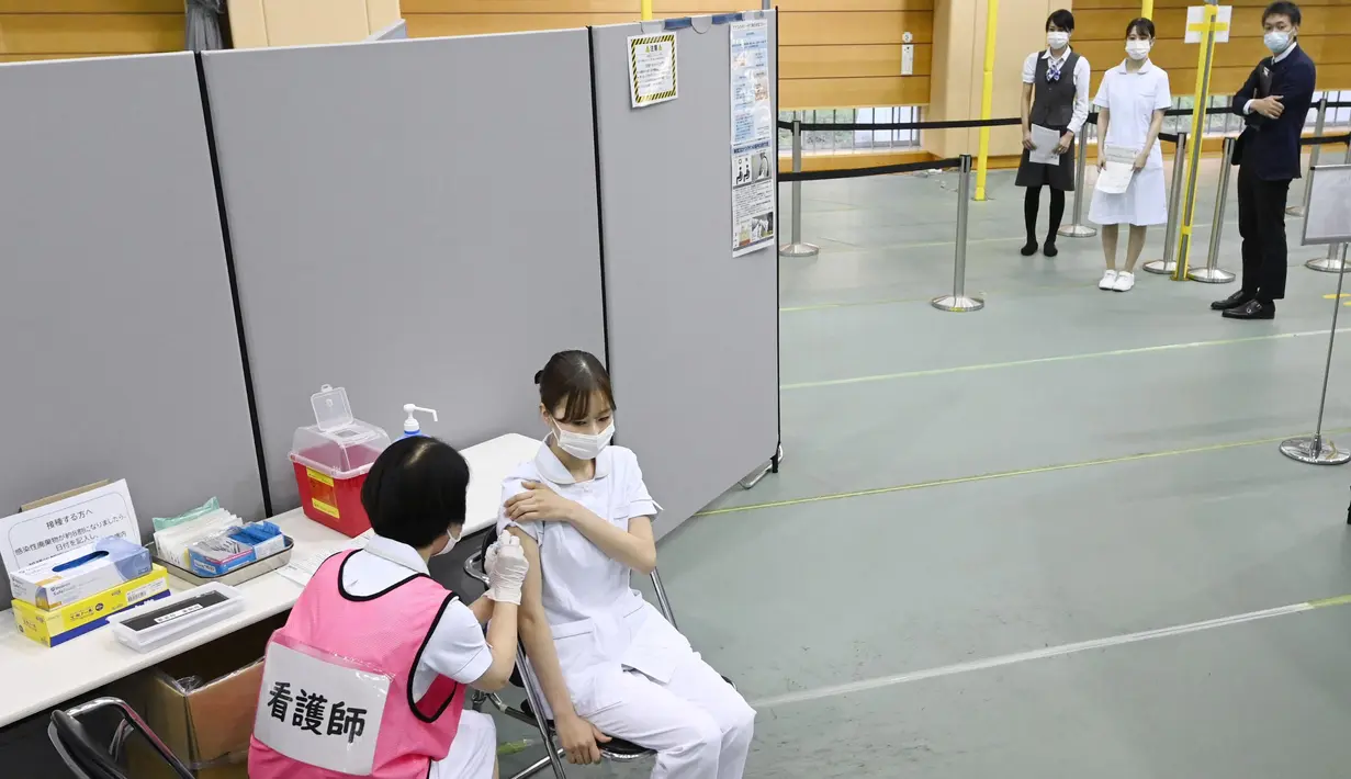 Pekerja medis menerima vaksin COVID-19 Pfizer di Fujita Health University Hospital, Toyoake, Rabu (1/12/2021). Jepang mulai memberikan suntikan booster COVID-19 kepada petugas kesehatan di tengah kekhawatiran atas varian omicron yang telah terdeteksi di negara itu. (Mizuki Ikari/Kyodo News via AP)