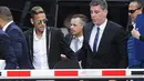 Neymar (kiri) tiba di kantor pengadilan Spanyol, Madrid, Selasa (2/2/2016). Kedatangan Neymar ini atas dugaan penggelapan pajak yang dituduhkan kepadanya. AFP/Curto De La Torre)
