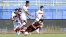 Gelandang PSM Makassar, Saldy (kanan) terjatuh saat berebut bola dengan gelandang Borneo FC, Hendro Siswanto dalam laga matchday ke-3 Grup B Piala Menpora 2021 di Stadion Kanjuruhan, Malang, Rabu (31/3/2021). (Bola.com/M Iqbal Ichsan)