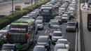 Sejumlah kendaraan roda empat terjebak macet di ruas Tol Dalam Kota, Jakarta, Senin (5/7/2021). Macet tersebut disebabkan karena adanya penutupan sejumlah pintu keluar tol dalam kota dalam masa PPKM Darurat. (Liputan6.com/Faizal Fanani)