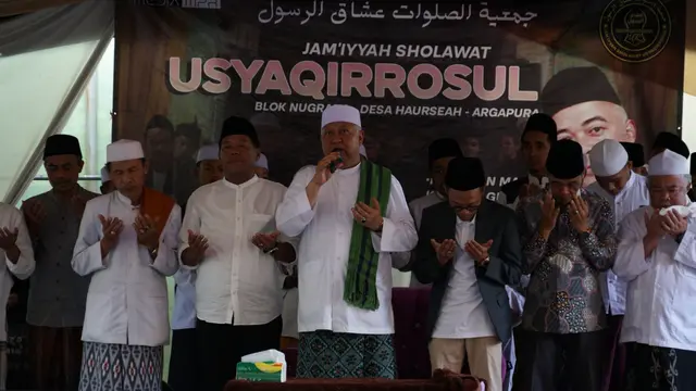 Pimpinan Pondok Pesantren atau Ponpes Al Khairiyah Cirebon, Habib Miqdad Bin Gasim Baharun mendoakan Bakal Cabup Majalengka Eman Suherman dapat terpilih pada Pilkada 2024.