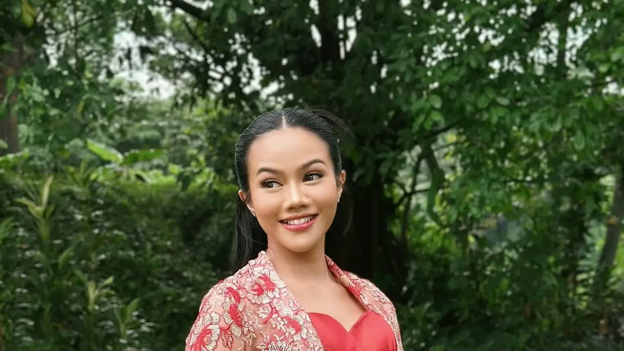 6 Potret Yura Yunita Padukan Kebaya dan Bustier dengan Gaya Tak Biasa, Inspirasi Tampilan Hari Kebaya Nasional 24 Juli