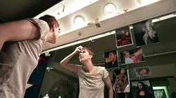 Didepan Cermin, Dengan sesekali melihat aktivitas kalian berdua dalam cermin bisa membangkitkan gairah bercinta hingga dapatkan klimaks. (AFP PHOTO/OLIVIER LABAN-MATTEI)