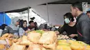 Aneka gorengan yang dijual untuk berbuka puasa atau takjil di kawasan Bendungan Hilir, Jakarta, Kamis (17/5). (Merdeka.com/Iqbal Nugroho)
