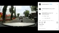 Kamera yang berada di atas dashboard menampilkan kecelakaan yang melibatkan sebuah motor dan mobil. (@newdramaojol.id)