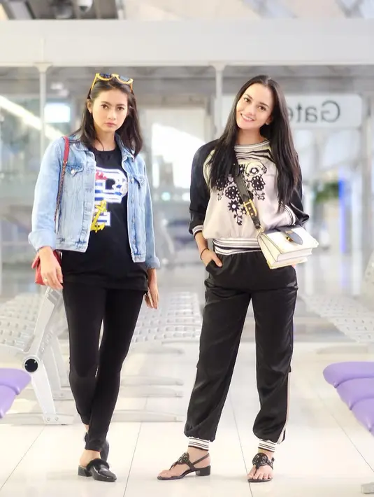 Kakak beradik yang parasnya sama-sama cantik ini semakin kece dengan gaya kasualnya. Setuju kan kalau keduanya dibilang kompak? (Instagram/ririnekawati)