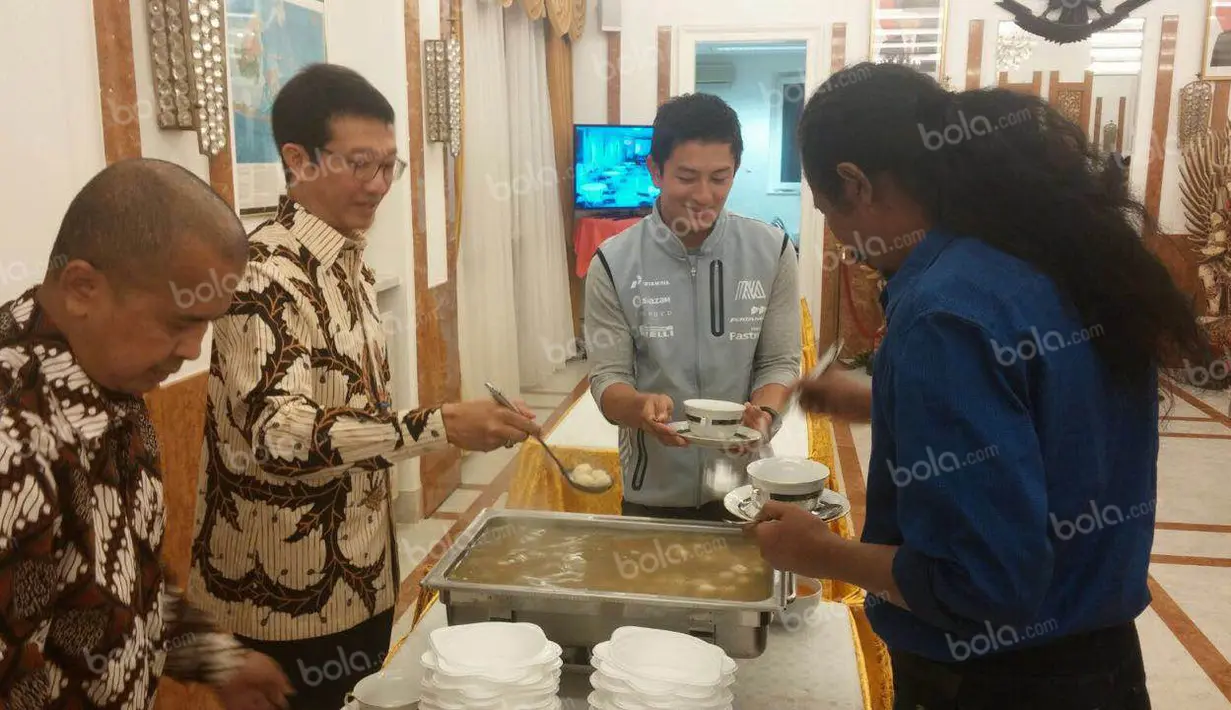 Pebalap Manor Racing asal Indonesia, Rio Haryanto, berbuka puasa bersama Duta Besar RI untuk Austria, Rachmat Budiman, dan warga Indonesia di Kantor KBRI Wina, Austria, Selasa (28/6/2016). (Bola.com/Reza Khomaini)