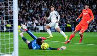 Real Madrid menang telak 4-1 atas Real Sociedad pada pekan ke-24 La Liga 2025/2026. Duel ini berlangsung di stadion Santiago Bernabeu, Minggu, 15 Februari 2026 WIB. (AP Photo/Manu Fernandez)
