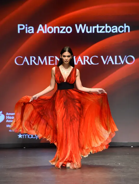 Miss Universe 2015, Pia Alonzo Wurtzbach berjalan di atas catwalk saat membawakan gaun berwarna merah rancangan Macy dengan tema Go Red For Women Red di New York Fashion Week (11/2/2016). (AFP PHOTO/Frazer Harrison)