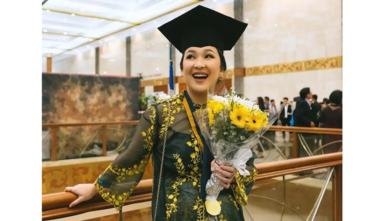 Resmi Sarjana, Ini 6 Potret Cantik Agatha Pricilla saat Wisuda