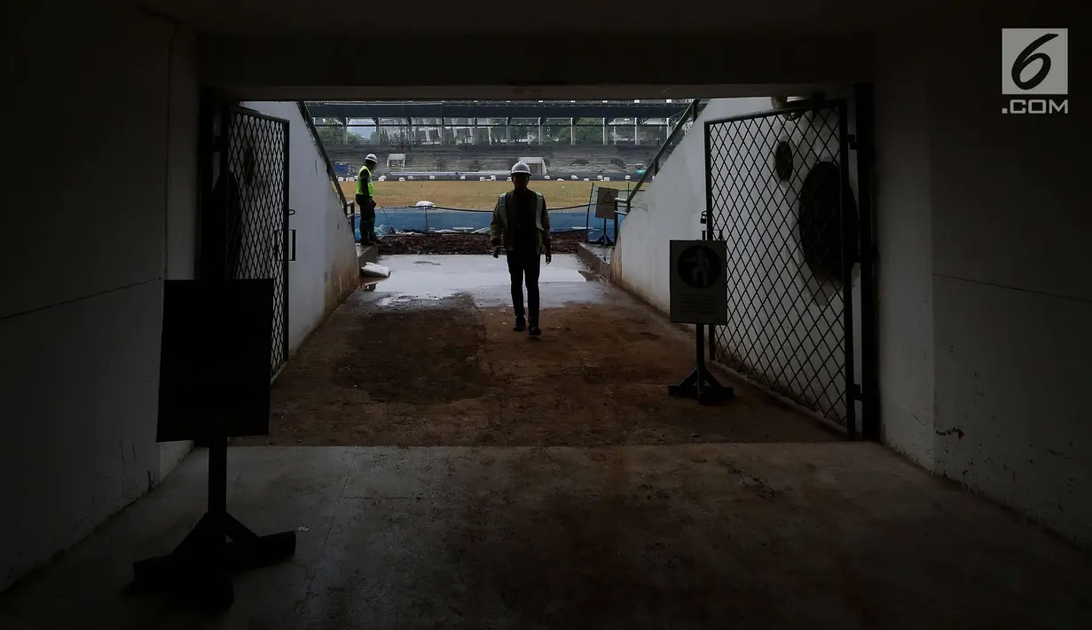 Pekerja menyelesaikan proyek renovasi Stadion Madya Senayan, Jakarta, Kamis (12/10). Pengerjaan renovasi Stadion Madya yang akan digunakan untuk perhelatan olahraga Asian Games Jakarta-Palembang 2018 terus dilakukan. (Liputan6.com/Joohan Tallo)