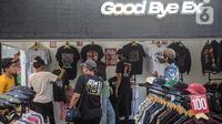 Pengunjung memilih pakaian saat mengunjungi Jakcloth Summer Fest 2022 di Senayan Park, Jakarta, Jumat (12/8/2022). Acara yang akan berlangsung hingga 14 Agustus 2022 ini diikuti lebih dari 150 clothing brand lokal yang menjual pakaian, kaos, sepatu, tas dan lainnya dengan menawarkan harga diskon guna menarik minat masyarakat. (Liputan6.com/Faizal Fanani)