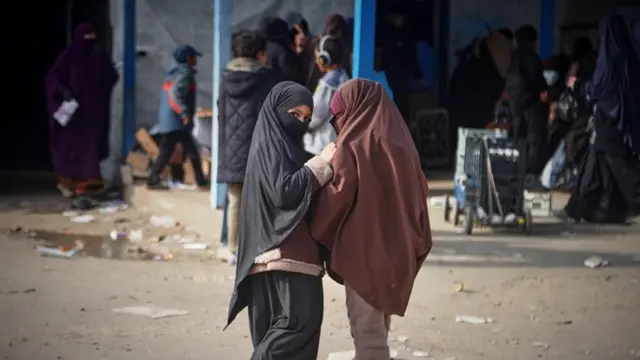 Dua anak perempuan di kamp Al-Roj, salah satu fasilitas penahanan yang menampung ribuan anggota kelompok ISIS beserta keluarga mereka, di wilayah al-Malikiyah, Suriah. Foto diambil pada Kamis, 29 Januari 2026.