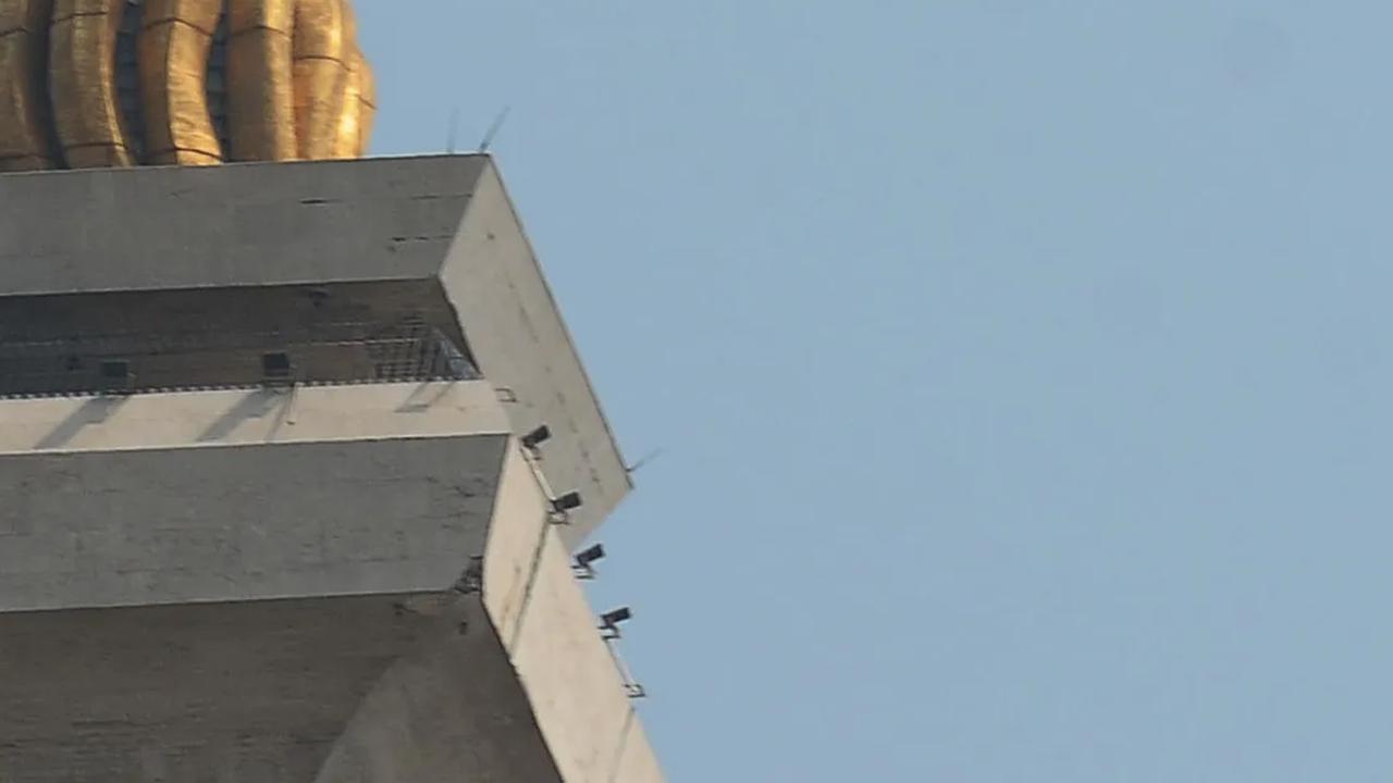 Penampilan pesawat militer Hercules saat memeriahkan peringatan HUT TNI di langit Monas.